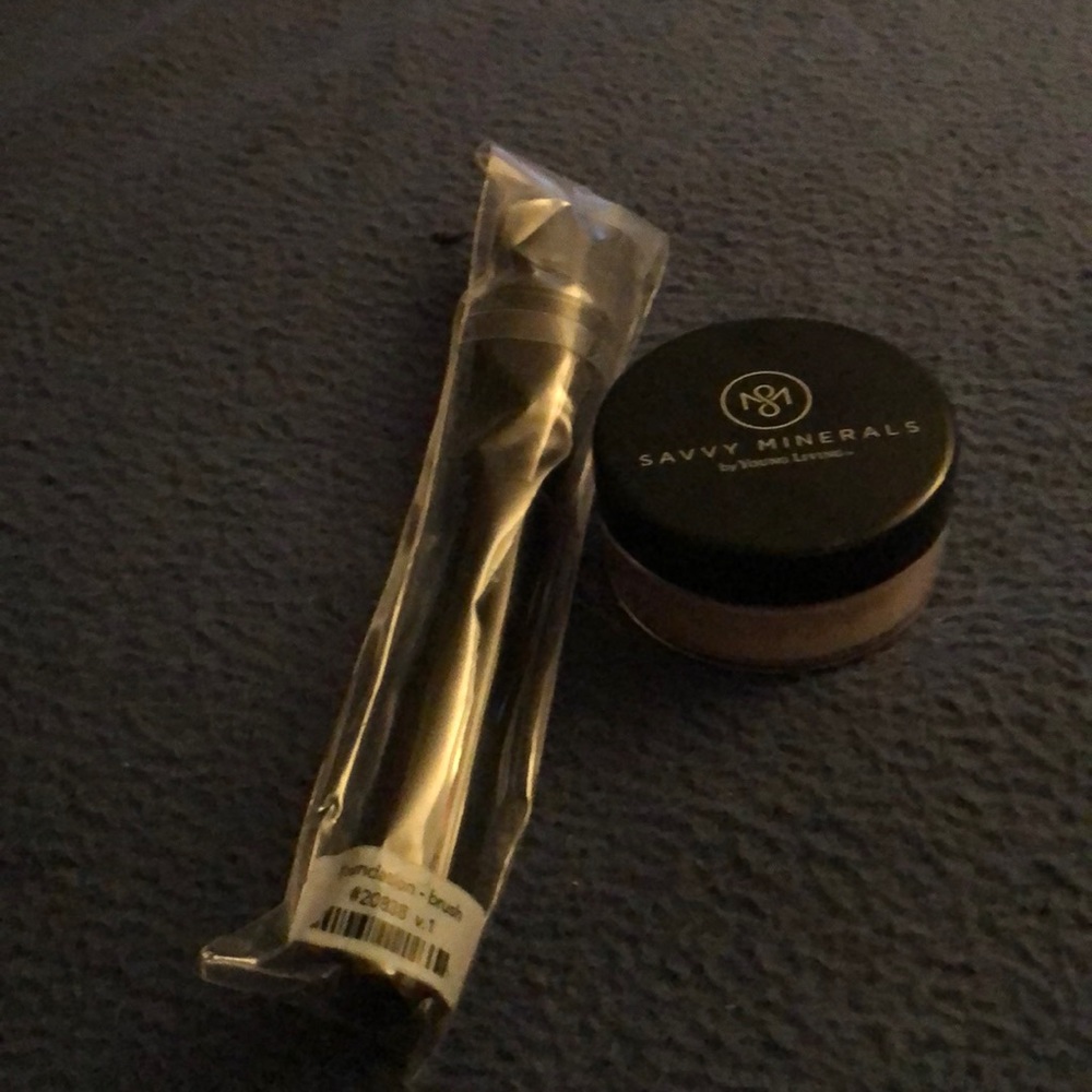 Savvy Minerals  Powder with Foundation Brush